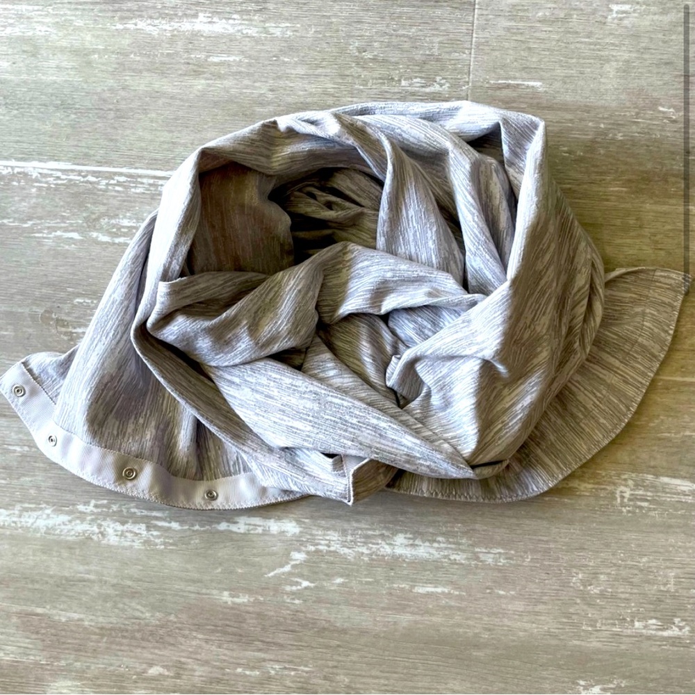 LuLuLemon Vinyasa Scarf in White/Gray